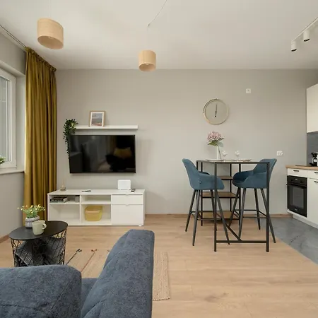 Cosy Studio With The Parking & River View By Renters 아파트
